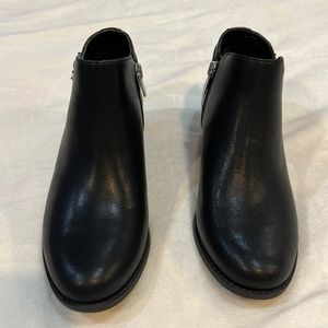 NWOB Vionic booties, size 7